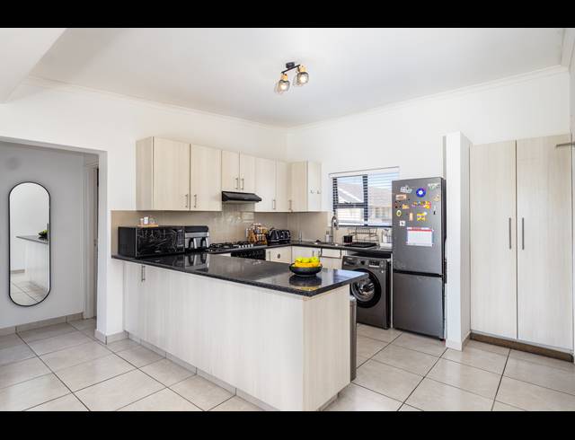 2 BEDROOM APARTMENT FOR SALE IN KENILWORTH